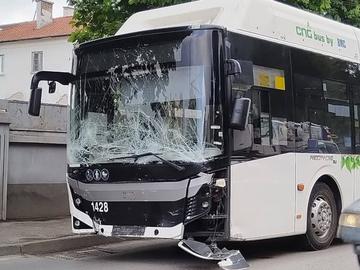 На червено и с висока скорост: Шофьорът на автобуса, убил мъж, се оправда с отказали спирачки