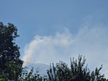 Пожарът на българо-гръцката граница се е увеличил през нощта и е преминал просеката, но е овладян