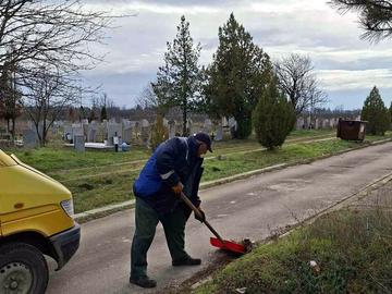 Преди Голяма задушница почистват гробищните паркове в Шумен и кв. "Дивдядово"