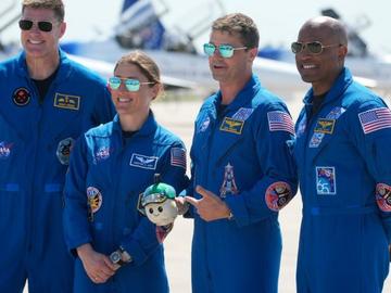 Първи хора към Луната от десетилетия: "Артемис 2" на стартова позиция