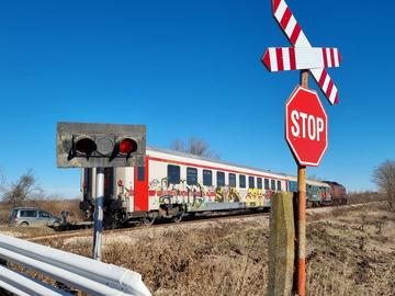 Две момичета скочиха през прозореца на влак в движение край Клисура, изпуснали спирката