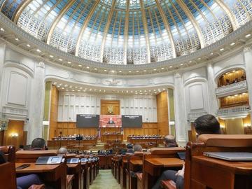 С рекордно мнозинство: Парламентът на Румъния свали правителството
