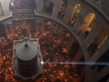 Благодатният огън бе измолен в Йерусалим