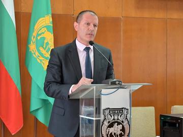 Общински съветник предлага забрана за мобилни телефони на заседанията на местния парламент