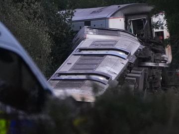 Пътнически влак дерайлира в Югоизточна Англия, най-малко 11 души са ранени