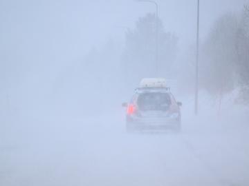 Зимна буря остави без ток десетки хиляди хора в Швеция