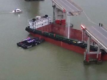 Товарен кораб се блъсна и срути мост в Китай, колите върху него пропаднаха в реката