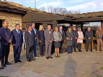 Кметът Христо Христов награди основателя на Двора на кирилицата Карен Алексанян с плакет Мадарски конник