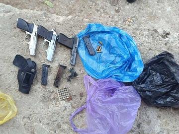 Полицаи иззеха незаконни пистолети и боеприпаси
