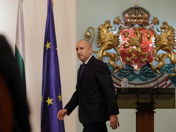 Румен Радев хвърли оставка, президент става Илияна Йотова