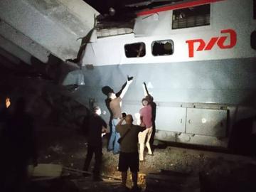 ЖП мост се срути в Брянска област, дерайлира влак, има загинали и много ранени
