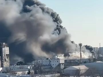 Гасят мащабен пожар в Букурещ с роботи