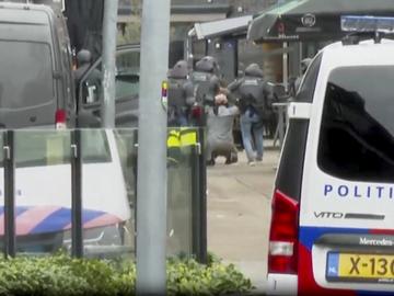 Полицията в нидерландския град Еде задържа мъж пред нощния клуб, в който бяха взети заложници