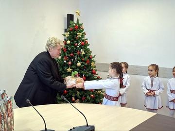 Деца пожелаха добра, мирна и здрава година на екипа на Областна администрация – Шумен