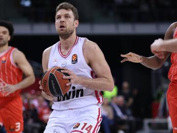 Везенков отново бе лидер, а Олимпиакос завърши редовния сезон в Евролигата като №1