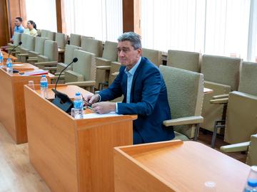 В зала като представител на кметската администрация остана само зам.-кметът по финанси Бейнур Ахмед