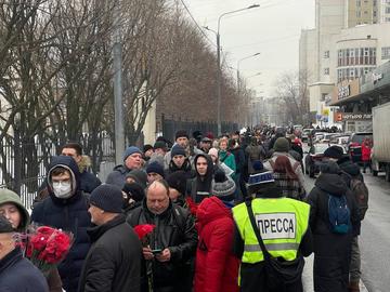 Стотици на опашка за последно сбогом с Навални, но има нов проблем преди опелото