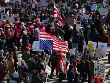 Милиони на протест "Без крале" в САЩ срещу войната в Близкия изток и Тръмп