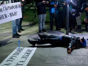 "Стига трупове, стига лъжи!": Протест пред МВР иска оставките на Митов и Сарафов