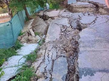 Огромно свлачище се активира във Варна на метри от строеж и хипермаркет