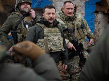 Украйна и Западът обсъждат среща за мир с Русия, Зеленски призна за 31 000 убити войници