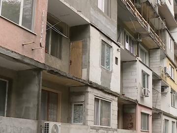 Блок в Свищов е без парапети на терасите след прекъснато саниране, мъж падна и загина