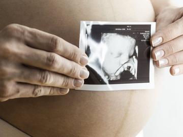 Разкриха "фабрика за бебета" на остров Крит, част от майките са бедни българки