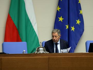 Новите 240 се заклеха на първото пленарно заседание