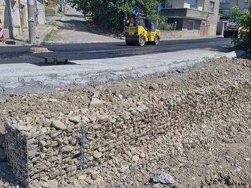 Работници на „Автомагистрали – Черно море“ АД асфалтират "Тича"