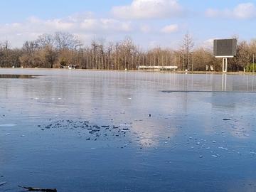 Гребният канал в Пловдив замръзна, рисково е да се слиза върху леда