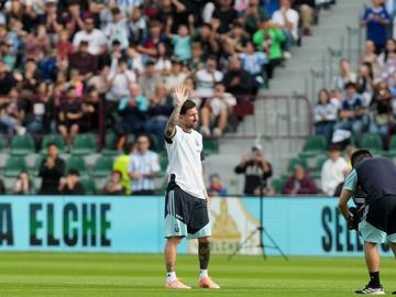 Над 25 000 фенове отидоха да гледат тренировката на Меси и Аржентина в испанско градче